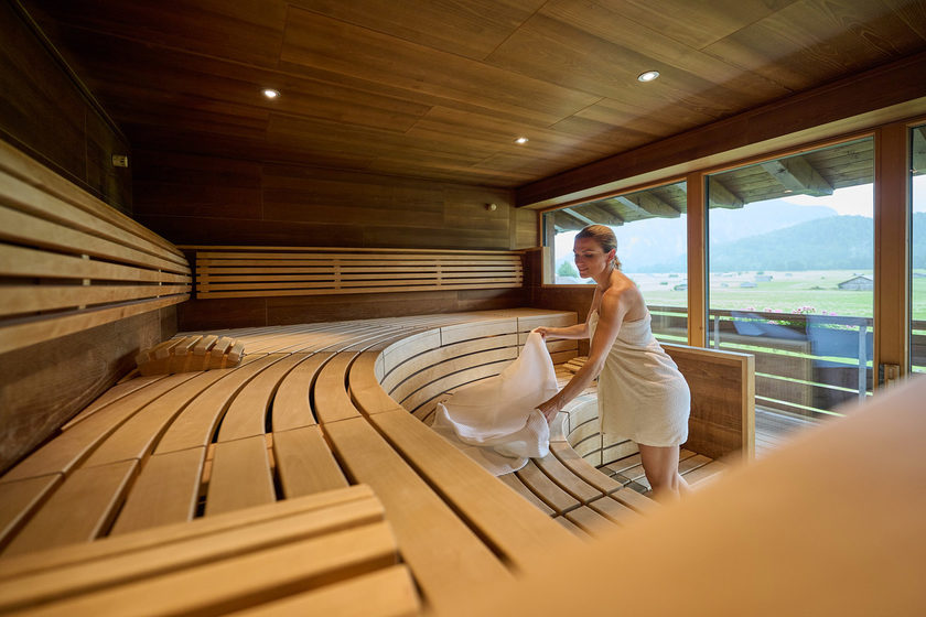 Frau in der Sauna des Ladies Spa im Wellness Stars geprüften Schüles Gesundheitsresort im Allgäu