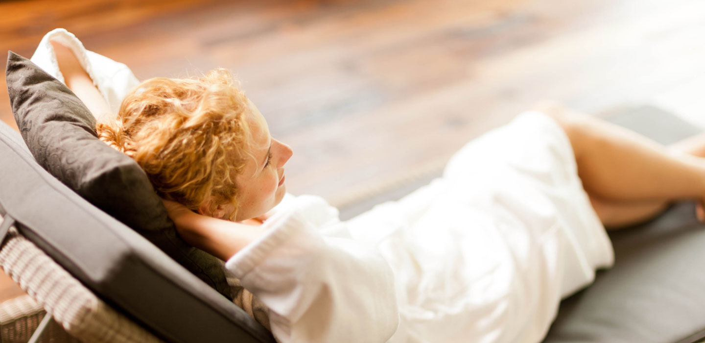 Frau entspannt in einem Wellness Stars geprüften Hotel