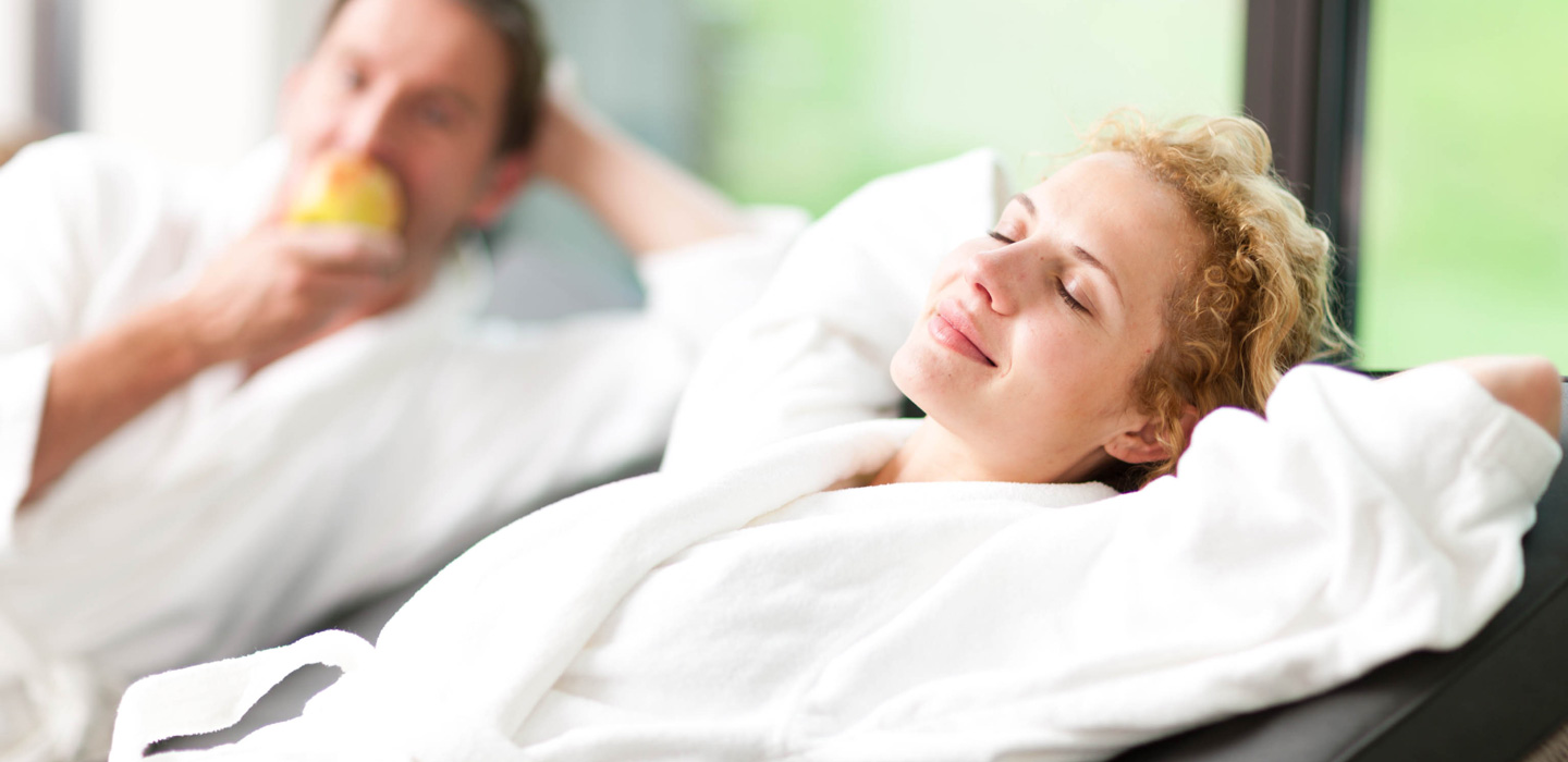 Paar entspannt im Ruheraum eines Wellnesshotels in Deutschland