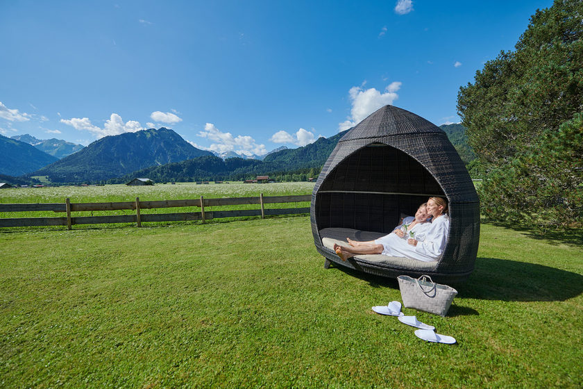 Schüle's Gesundheitsresort im Allgäu - Entspannung im Garten - Paar in der Relaxmuschel