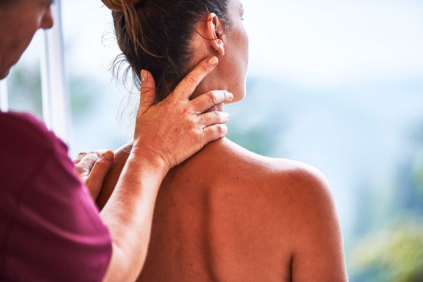Frau genießt eine Nackenmassage im SPA des Wellnesshotels Berlins Krone Lamm in Zavelstein