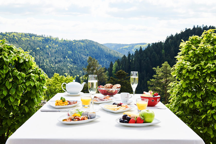 Gedeckter Tisch auf der Terrasse vom Wellnesshotel Berlins Krone Lamm in Zavelstein im  Schwarzwald