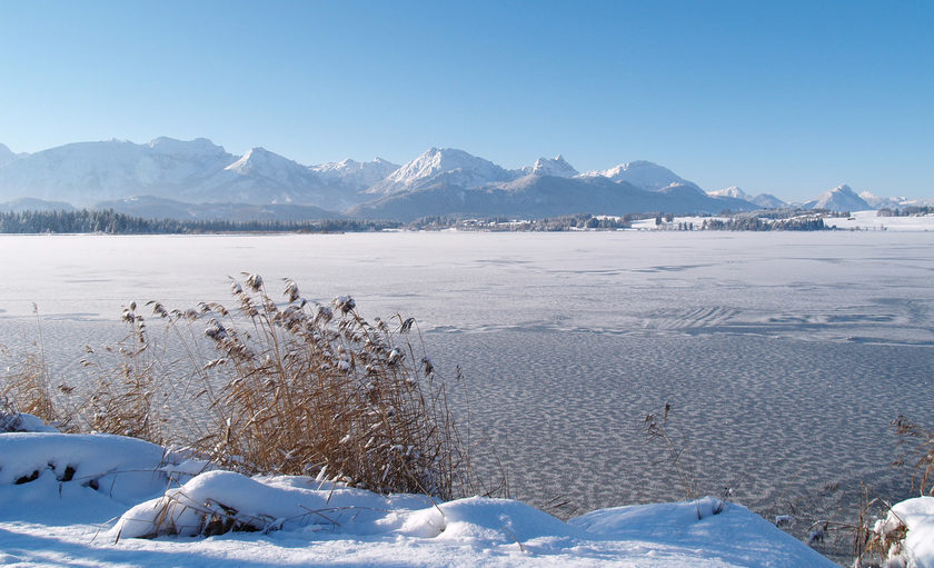 Winterliche Ansicht vom Hopfensee in der Nähe des Bio- und Wellnesshotel Eggensberger im Allgäu
