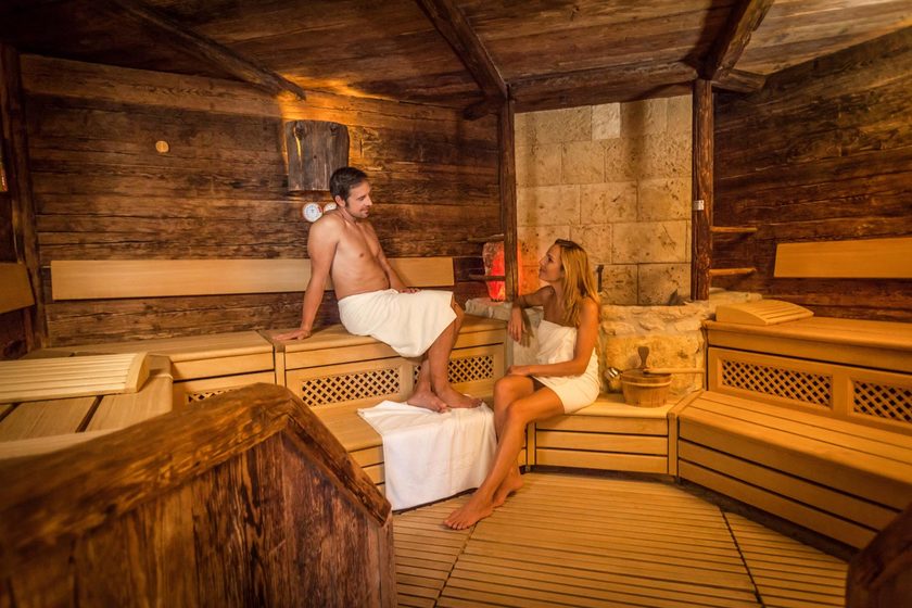 Paar entspant in der Aqua-Romana-Sauna im Europa-Park Wellnessresort Colosseo in Rust