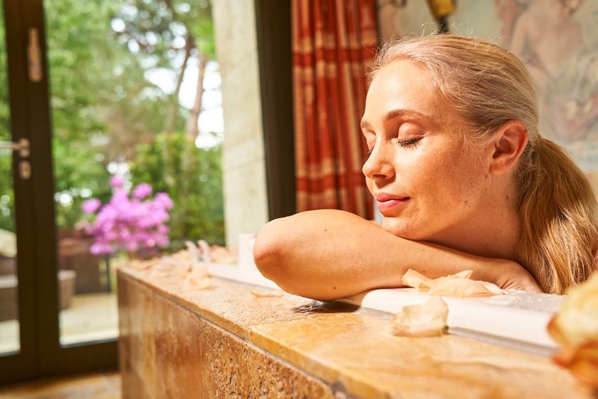 Frau entspannt in der Badewanne im Wellnessbereich des Europa-Park Hotels Colosseo