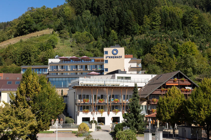 Aussenansicht des mit 4 Wellness Stars ausgezeichneten Hotel Sonnenhof in Lautenbach