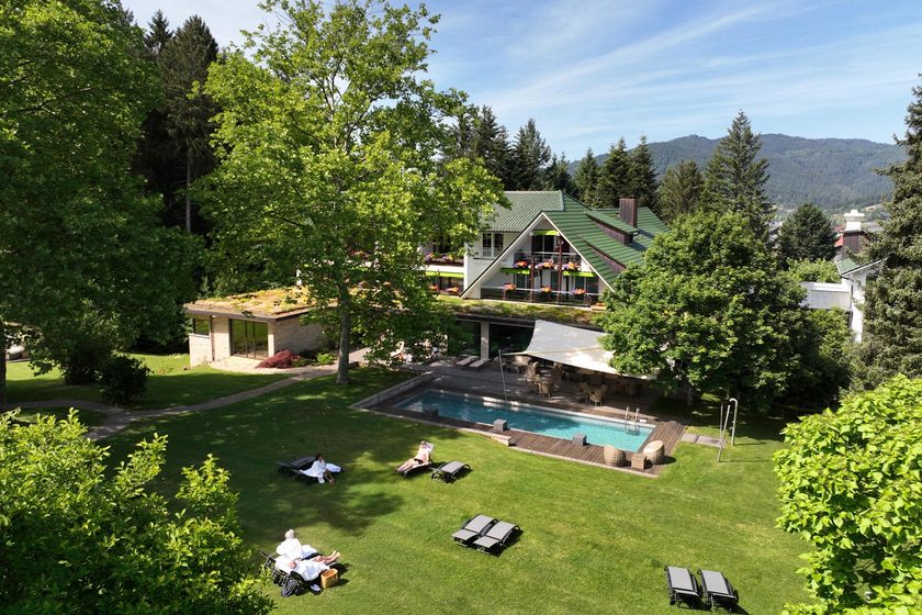 Aussenalnage mit großen Gartenund Pool vom Waldhotel Grüner Baum in Oberkirch