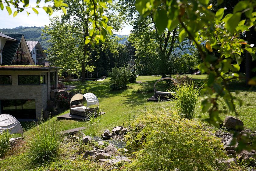 Ruheplätze im Garten des mit 5 Wellness Stasr ausgezeichneten Hotels Grüner Baum in Oberkirch