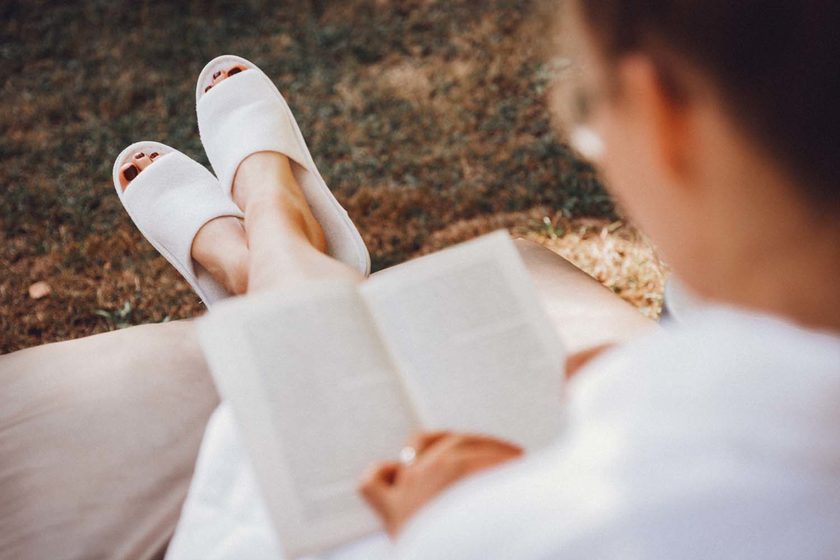 Wellness-Frau liest entspannt ein Buch im Sommer auf der Terrasse im Wellnesshotel Sonnenhalde Tonbach