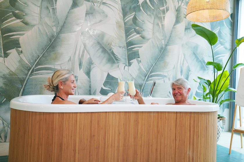 Paar in der Badewanne im neuen Wohlfühlhaus der Therme Vita Classic in Bad Krozingen
