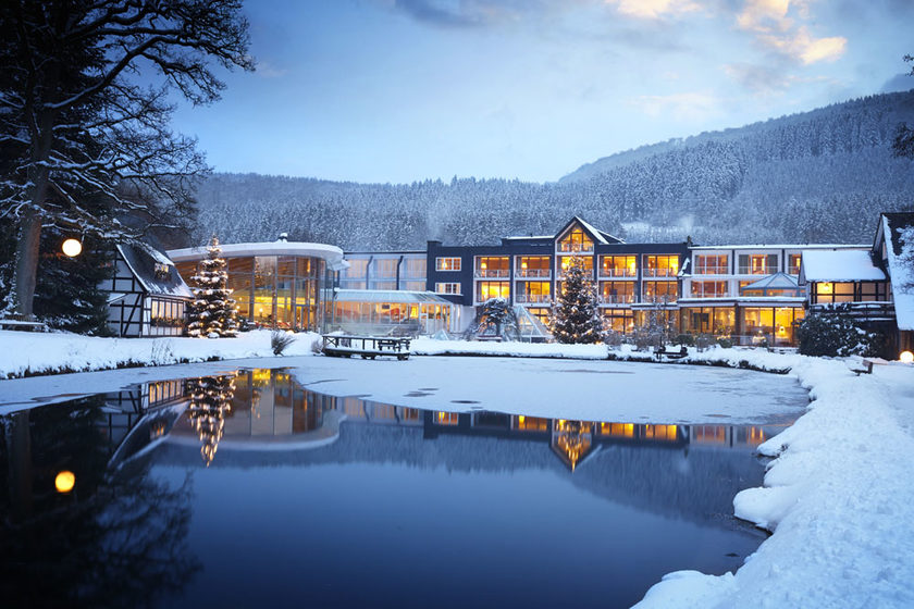 Hotel Deimann - Badehalle und See im Winter