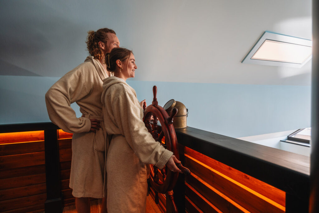 Paar in Eingangsbereich der Koggen-Sauna im BadeWerk Neuharlingersiel