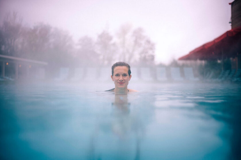 Frau schwimmt im Natur-Pool im CalaSpa im Hotel Calamus in Kehl