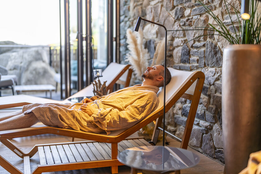 Mann relaxt im Wellnessbereich des Europa-Park Erlebnishotel Kronasar in Rust