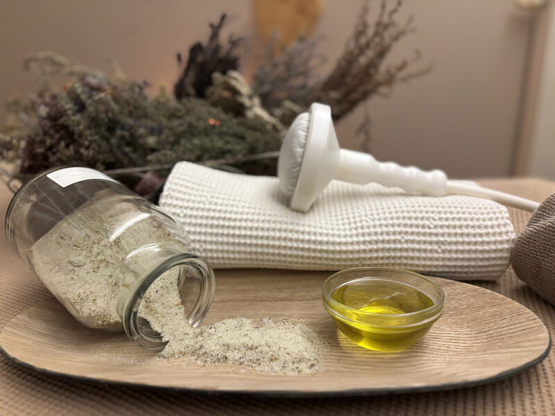 Utensilien für die Dampfstempel-Massage im Bio- und Wellnesshotel Eggensberger am Hopfensee in Füssen im Allgäu