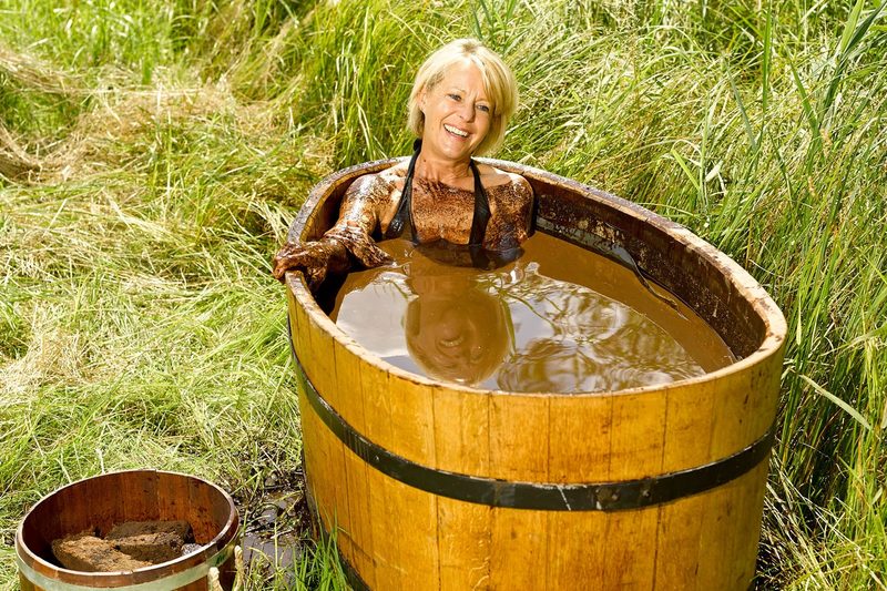 Frau-im-Moorbad