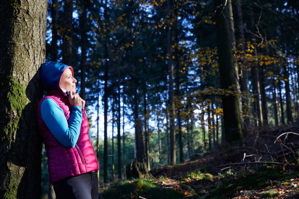 Wanderin genießt eine kleine Pause im Wald in der Nähe vom Waldhotel Grüner Baum in Oberkirch