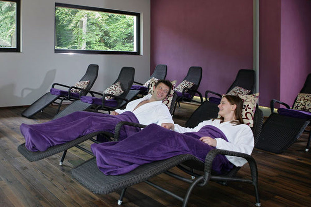 Junges Paar im Ruheraum vom Waldhotel Grüner Baum in Oberkrich