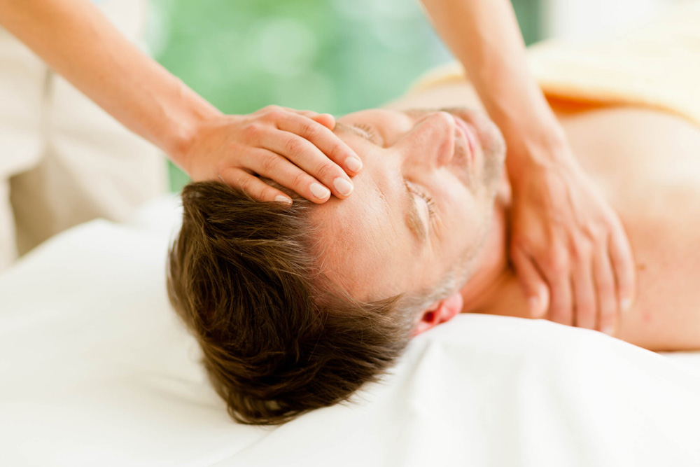 Person erhält eine Kopfmassage