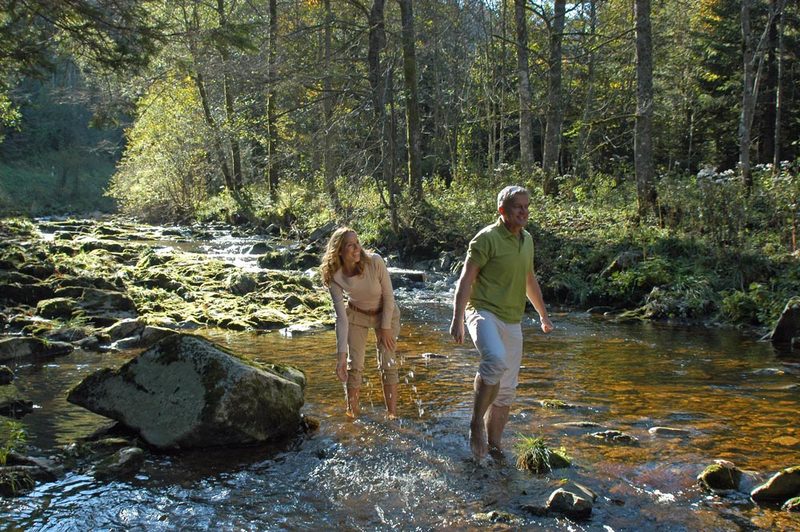 Paar - Flussbett - Steine