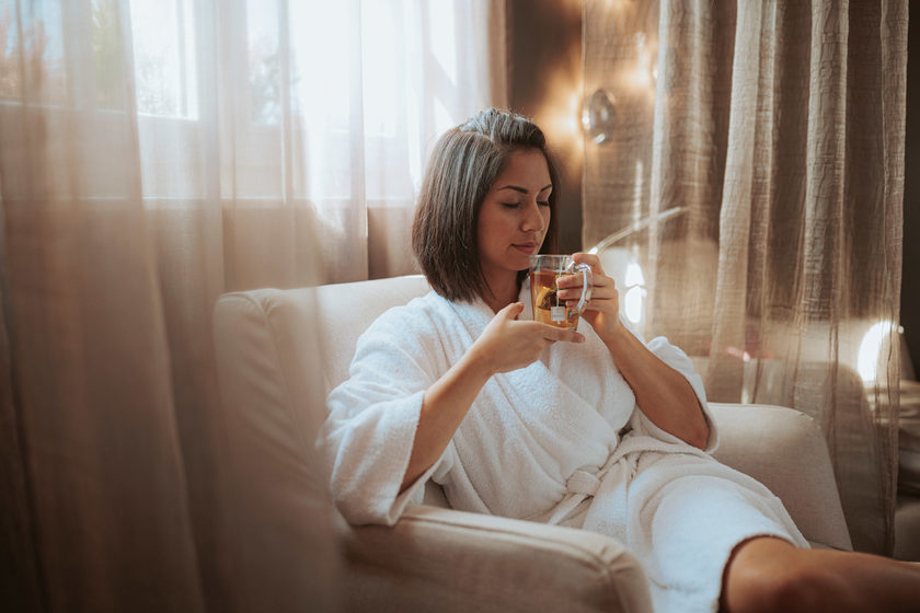 Frau entspannt sich im Hotel Ritter Durbach, das mit 4 Wellness Stars ausgezeichnet ist