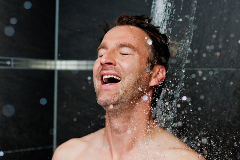 Sauna-Mann-unter-der-Schwallldusche