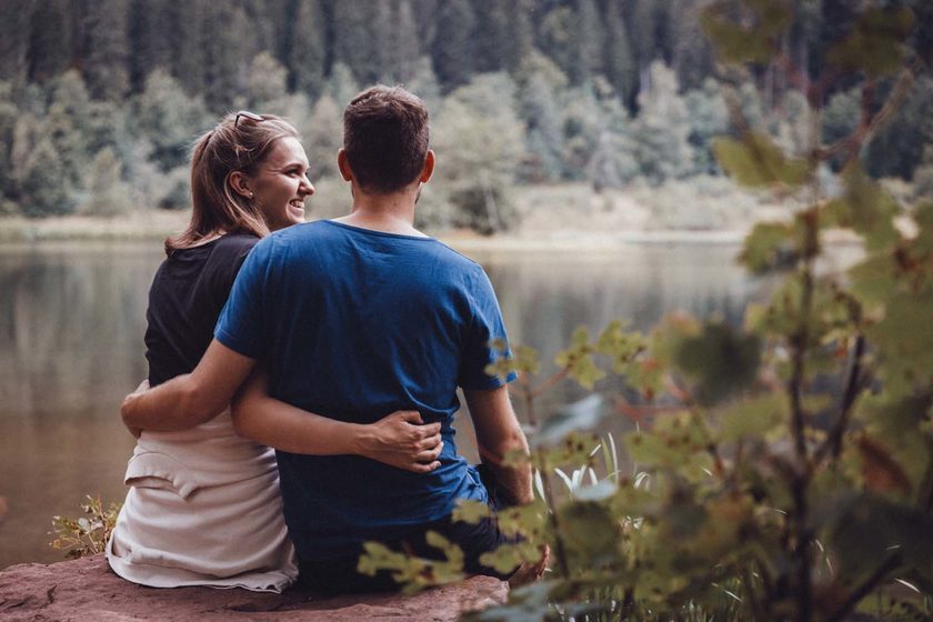 Paar genießt die Natur in der Nähe des Wellnesshotel Sonnenhalde Tonbach