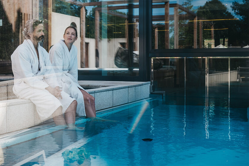 Paar am Poolbeckenrand im Landhotel Voshövel