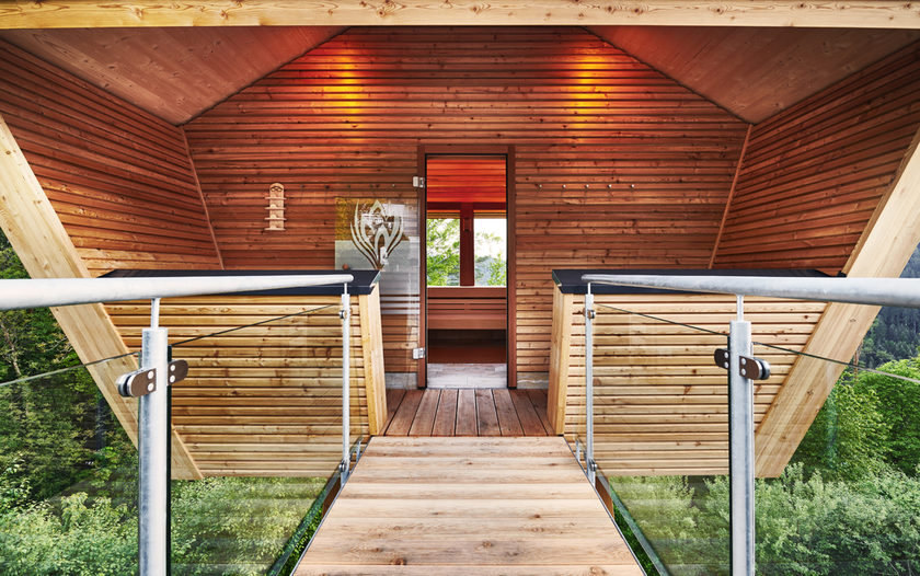 Eingang zur Aussensauna im Hotel Berlins KroneLamm in Zavelstein im Schwarzwald