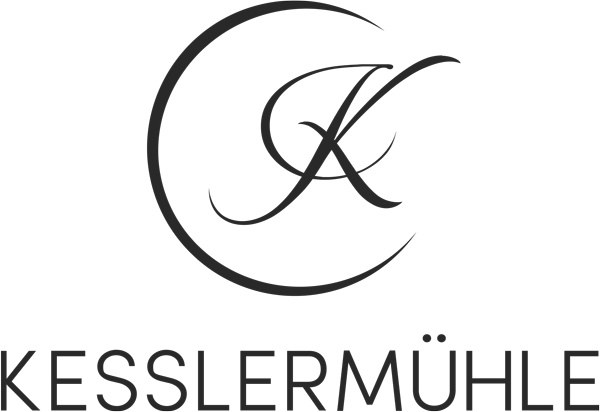 Das Logo des Hotels Kesslermühle, das einen eleganten Buchstaben K in einem Kreis zeigt.