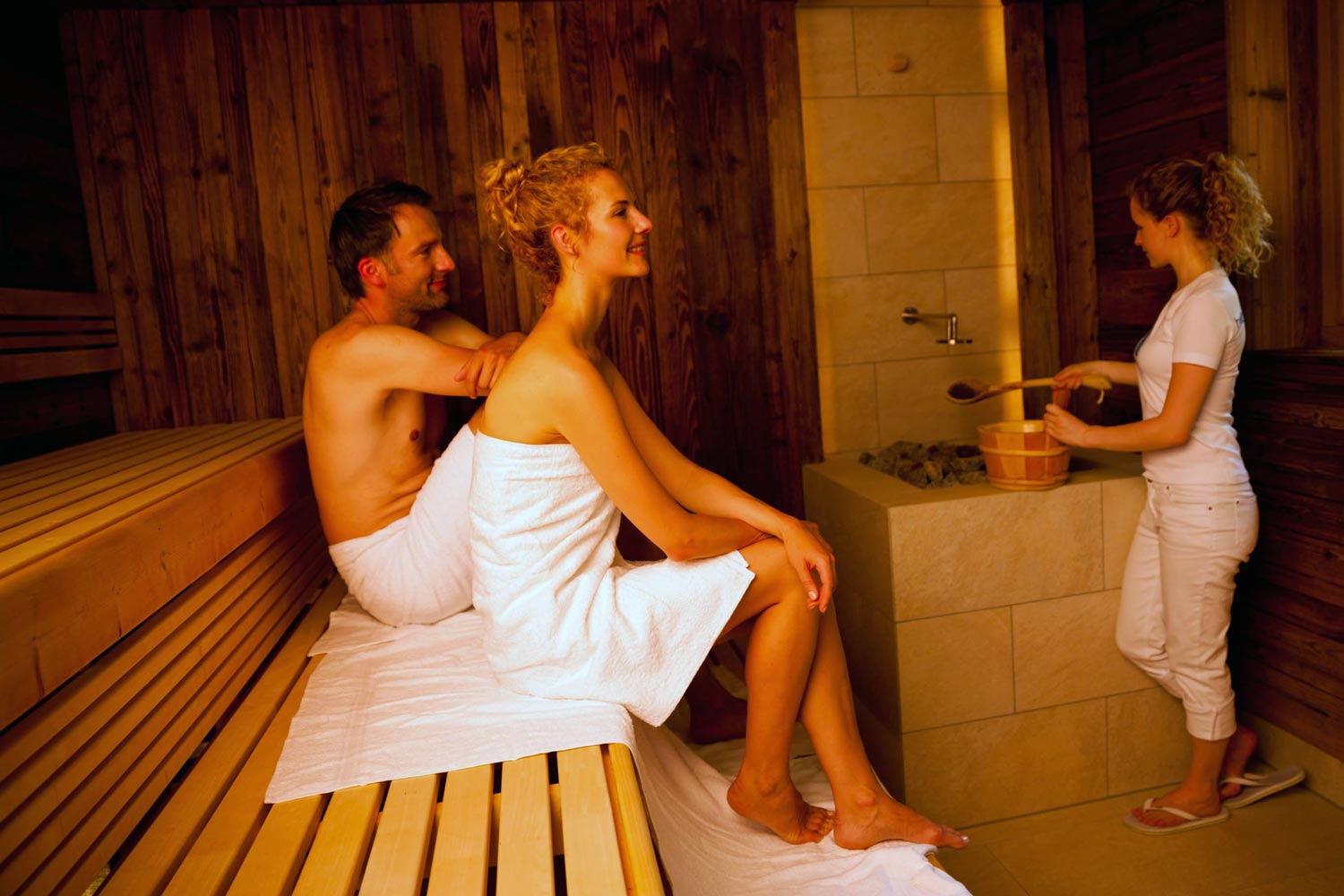 Sauna-Paar-geniesst-Sauna-Aufguss