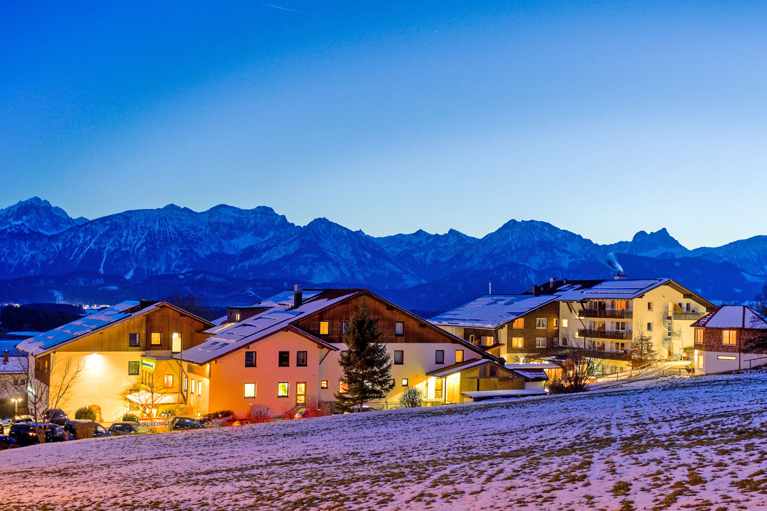 Aussenansicht bei Nacht im Winter vom Bio- und Wellnesshotel Eggensberger am Hopfensee im Allgäu
