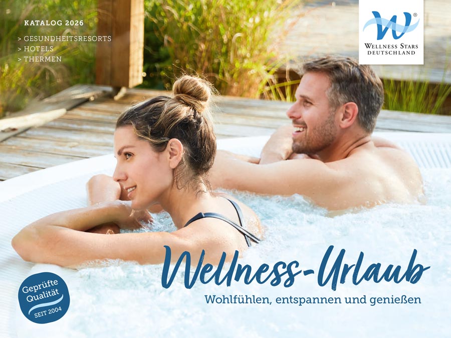 Titelseite des Wellness Stars Katalogs 2026 mit einem Paar im Whirlpool