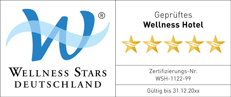 Eine Zertifizierungsplakette mit dem Wellness Stars Deutschland-Logo, fünf goldenen Sternen und dem Hinweis auf ein zertifiziertes Wellnesshotel, Zertifizierungsnummer WSH-1122-99, gültig bis 31.12.20xx.