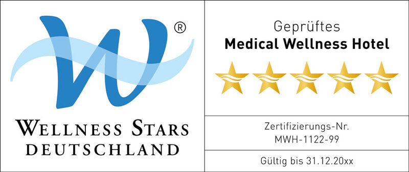 Logo für Wellness Stars Deutschland mit einem großen blauen W und fünf goldenen Sternen, die auf ein zertifiziertes Medical Wellness Hotel hinweisen. Enthält die Zertifizierungsnummer MWH-1122-99 und das Ablaufdatum 31.12.20xx.