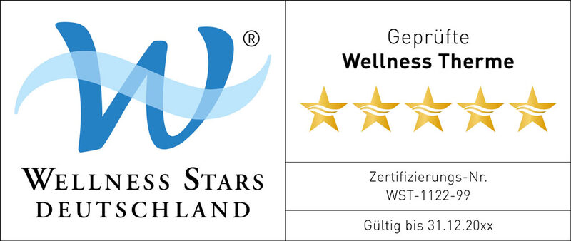 Zertifizierungsplakette mit einem großen blauen W und der Aufschrift Wellness Stars Deutschland. Rechte Seite zeigt Geprüfte Wellness Therme mit 5 goldenen Sternen, Zertifizierungsnummer und Ablaufdatum 31.12.20xx.
