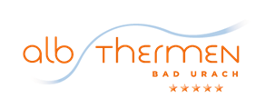 Logo für die Alb Thermen Bad Urach, mit orangefarbenem, modernem Text und fünf orangefarbenen Sternen darunter, mit einer hellblauen geschwungenen Linie, die einer Welle über dem Text ähnelt.