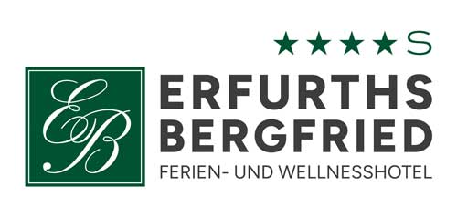 Logo mit grüner Schrift: „Erfurths Bergfried Ferien- und Wellnesshotel“ sowie „EB“ in einem grünen Rahmen. Darüber befinden sich vier Sterne und ein „S“, die auf eine höhere Hotelkategorie hinweisen.